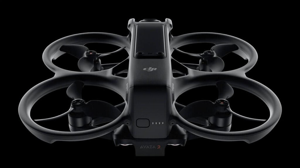 Drone Avata 2 em um fundo preto.