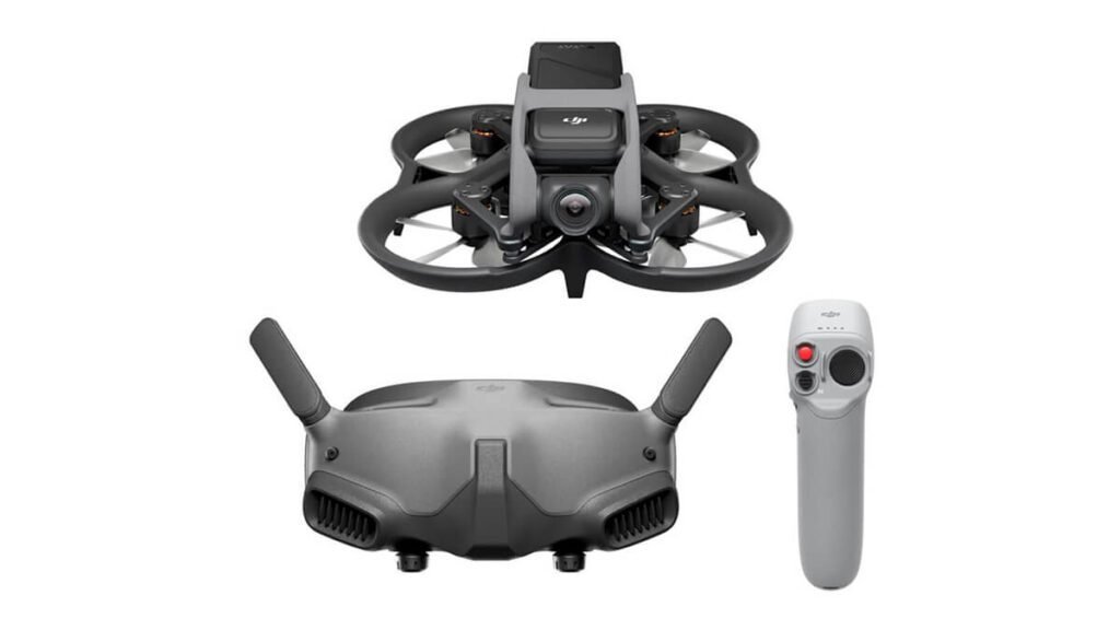 Drone DJI Avata 2 com óculos FPV e controle motion em fundo branco, ideal para experiências de voo imersivas e vídeos cinematográficos.