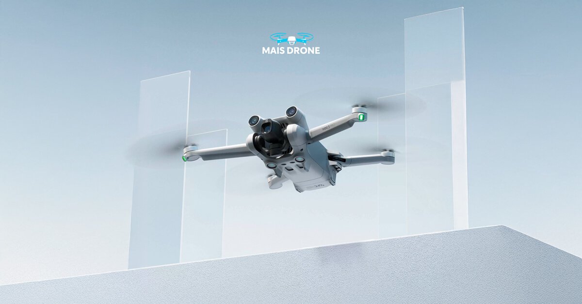 Drone DJI Mini 3 Pro voando em um cenário virtual de cor clara, destacando seu design compacto e avançado.