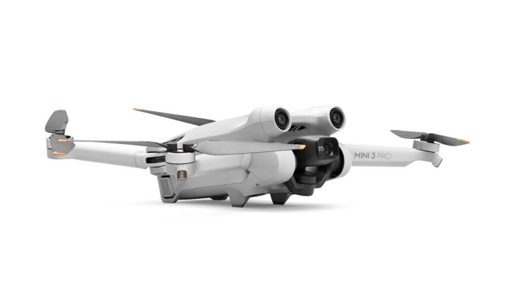 Drone DJI Mini 3 Pro com braços abertos exibido em fundo branco.
