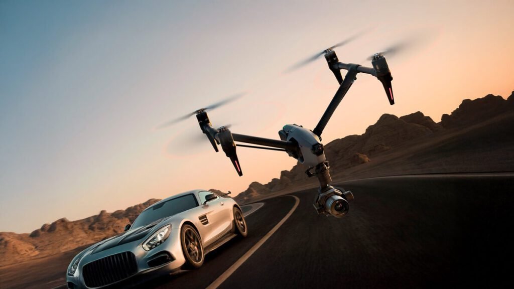 Drone DJI Inspire 3 em uma produção audiovisual filmando um carro em alta velocidade.
