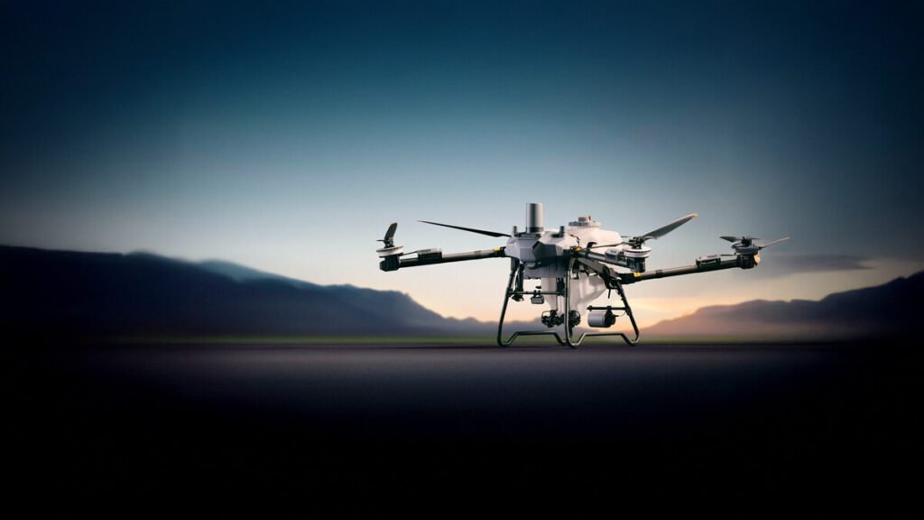 Um Drone Agrícola Dji T100 em um lindo retrato com uma paisagem de campo ao fundo.