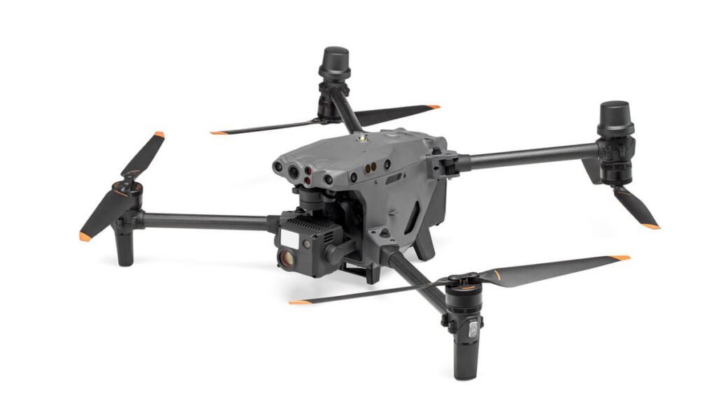 Um drone profissional DJI Matrice com fundo branco.