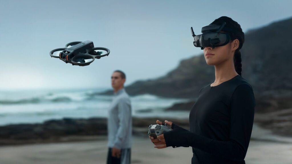Uma mulher e um homem na praia pilotando um Drone Dji Avata 2.