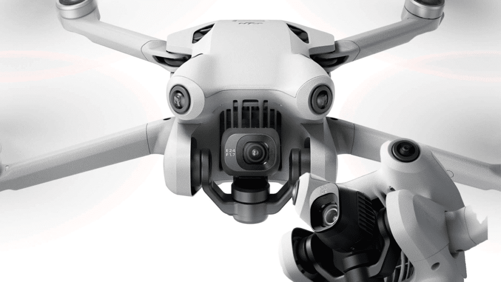 Close-up da câmera do DJI Mini 4 Pro, destacando sua lente giratória e design compacto, ideal para capturas verticais e criação de conteúdo dinâmico.