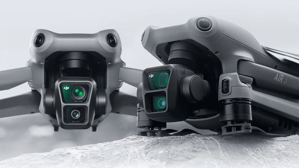 Close-up do sistema de câmera dupla do DJI Air 3, destacando sua grande angular e teleobjetiva média, ideais para capturar paisagens e detalhes com zoom óptico.