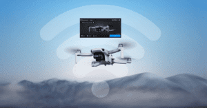Imagem do Drone DJI Mini 2 se conectando ao celular pelo aplicativo DJI Fly.