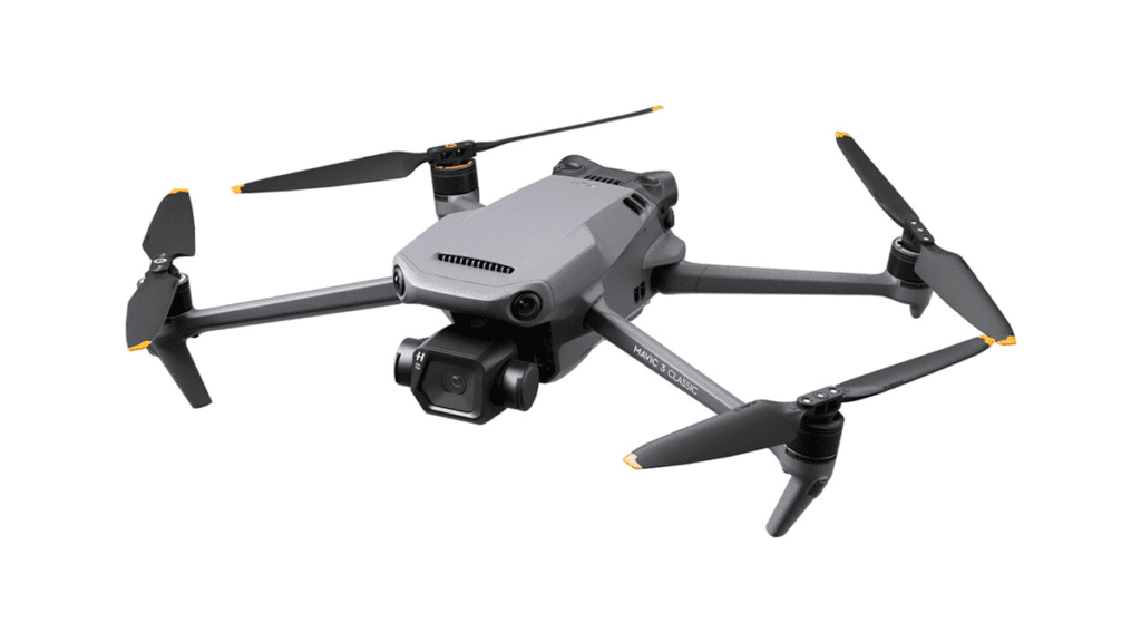 Imagem do drone DJI Mavic 3 Classic, com design robusto e câmera avançada Hasselblad, ideal para capturas aéreas detalhadas e mapeamento profissional.