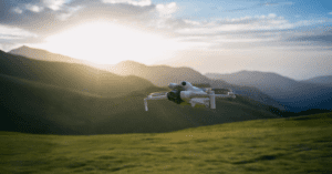 Um drone DJI Mini 4 Pro sobrevoando um campo verde, com um céu azul ao fundo.