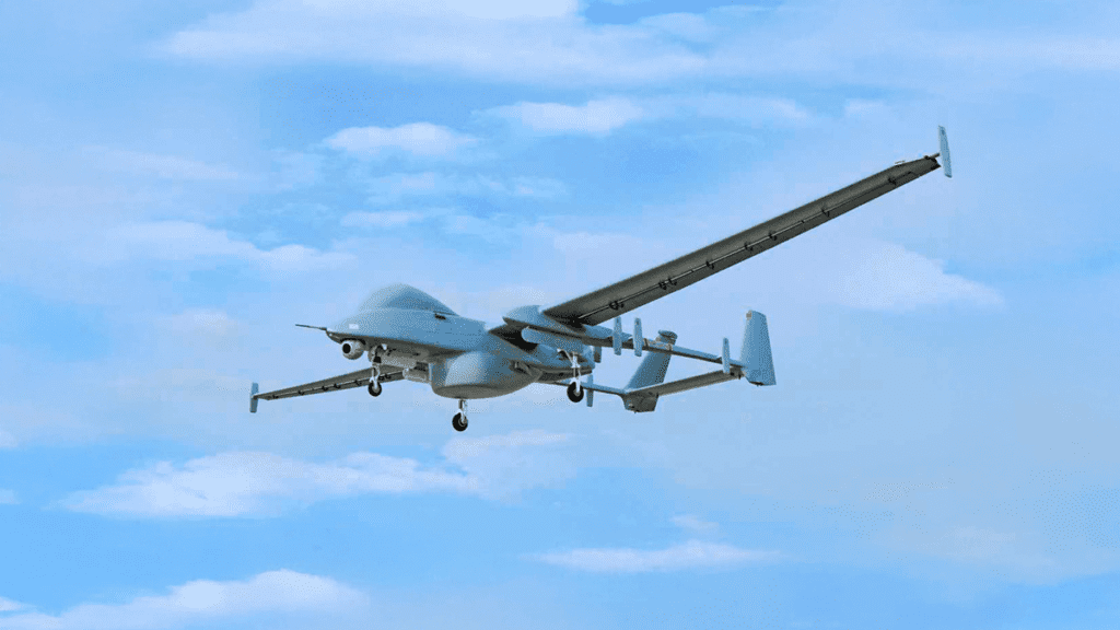 Drone Heron voando sob um céu azul, destacando sua relevância em missões de vigilância e monitoramento.