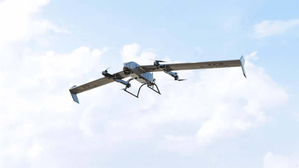 Drone Nauru 1000C em voo, simbolizando o pioneirismo do drone militar brasileiro em monitoramento e desenvolvimento para combate, marcando avanços históricos nos drones militares nacionais.