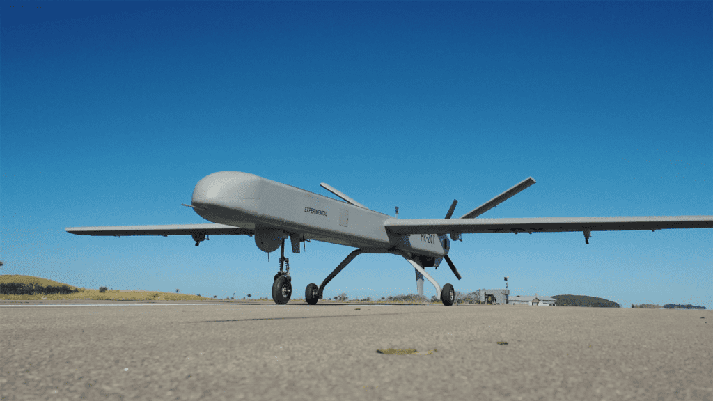 Drone militar brasileiro Atobá, maior VANT do hemisfério sul, em solo e pronto para decolar, projetado para monitoramento de fronteiras, um dos mais tecnológicos drones militares do Brasil.