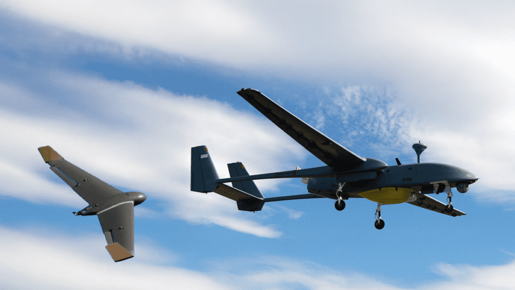 Drone Heron e Drone Carcará em ação no céu brasileiro, representando a evolução do drone militar brasileiro.
