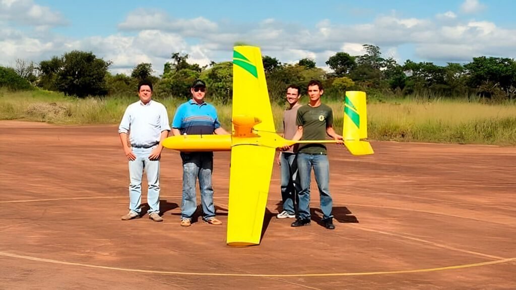 Retrato de pioneiros brasileiros segurando o primeiro VANT Projeto Arara.