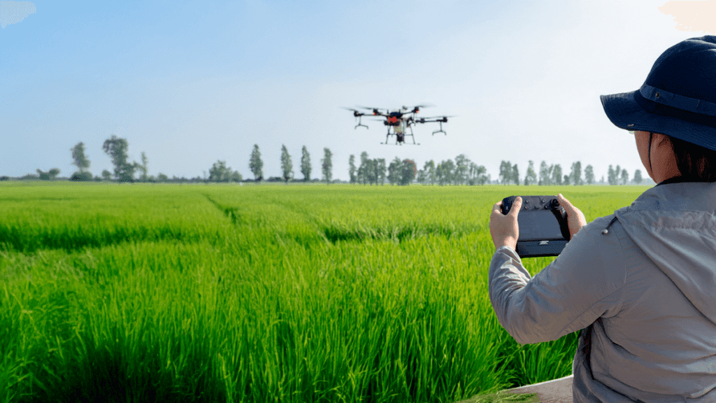 Imagem de um piloto de drone agrícola trabalhando.