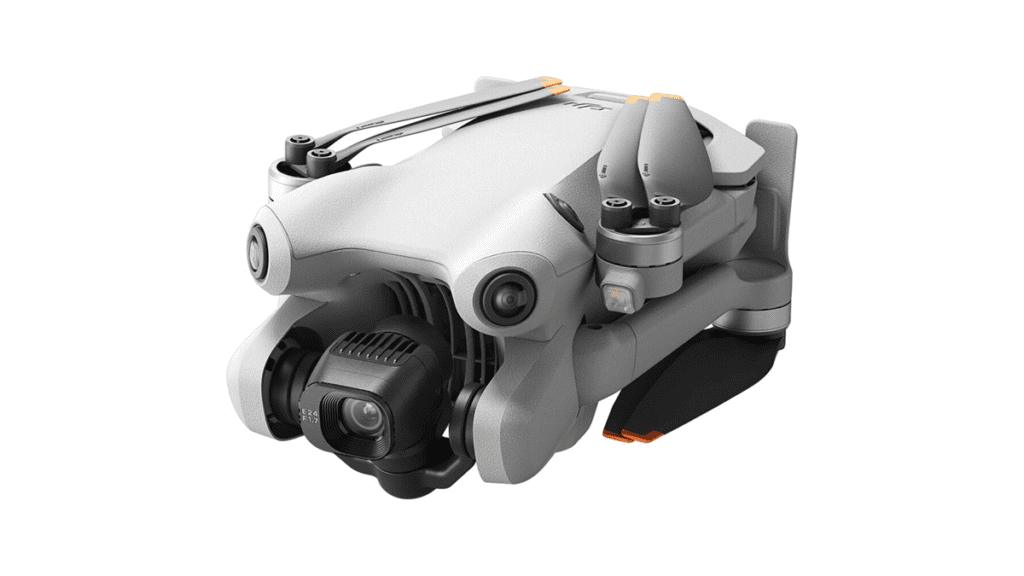 O Compacto drone DJI Mini 4 Pro em um fundo branco.