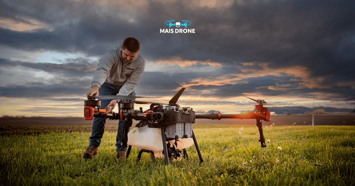 Um piloto de drone agrícola preparando o seu drone antes de uma pulverização.