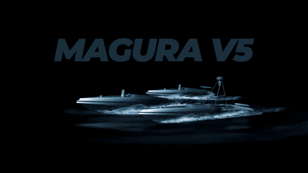 Drone naval ucraniano Magura V5, conhecido por sua capacidade de abater helicópteros em pleno voo, em destaque sobre fundo escuro.