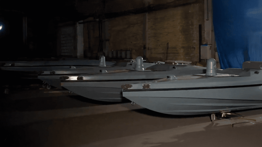 Primeiros drones navais ucranianos em teste, alinhados em um galpão