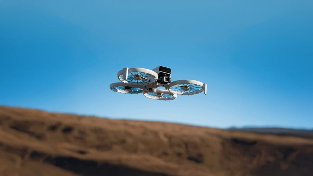 DJI Flip em voo sobre uma paisagem montanhosa, destacando seu design inovador com protetores de hélices integrados e tecnologia de voo autônomo.