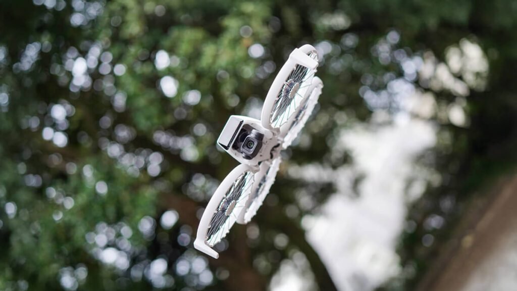 DJI Flip em voo autônomo ao ar livre, destacando sua tecnologia avançada de pilotagem sem controle remoto e sensores de segurança integrados.